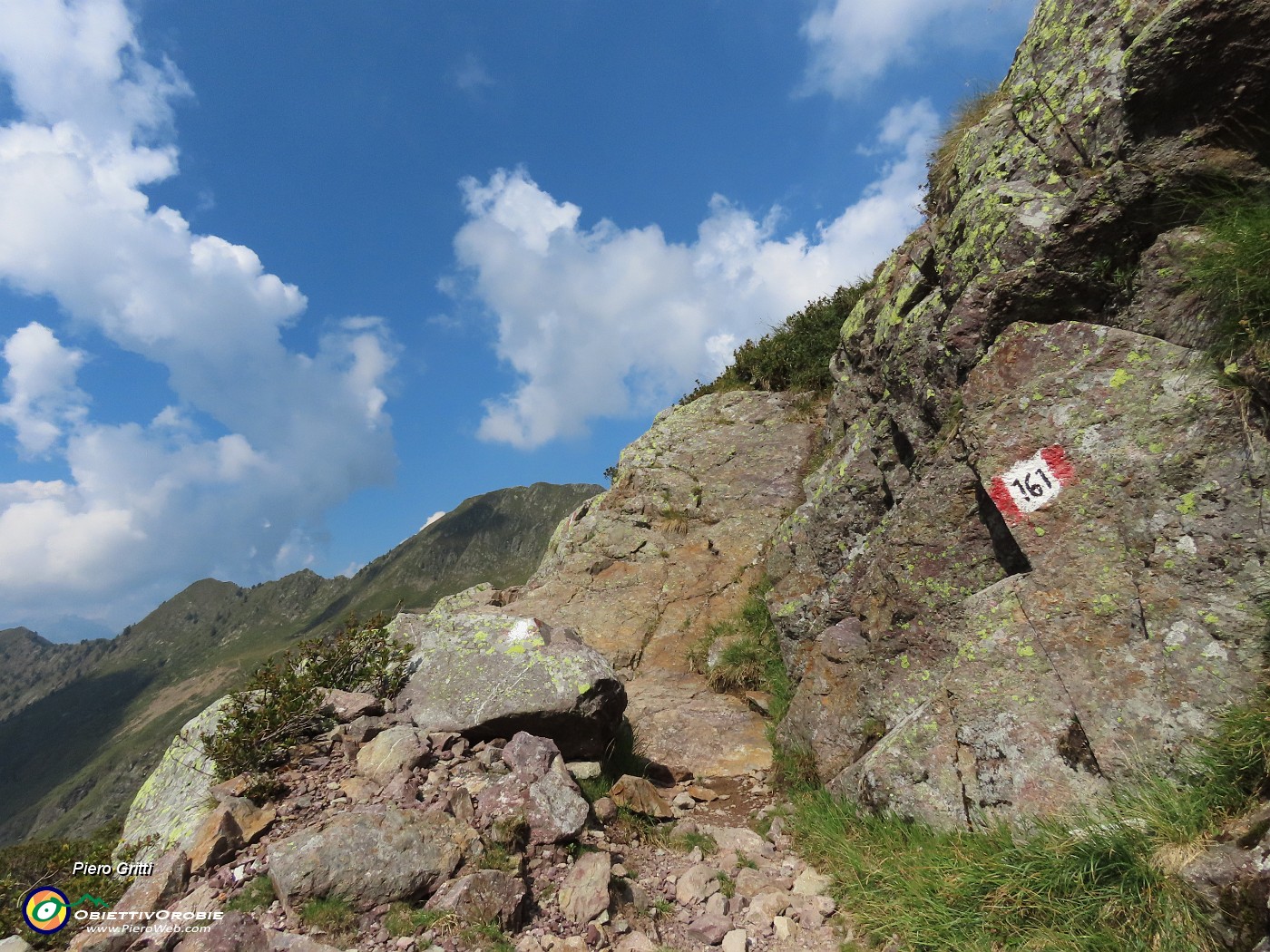 72 Il sent. 161 sale in Valle Bomino al Passo di Verrobbio.JPG